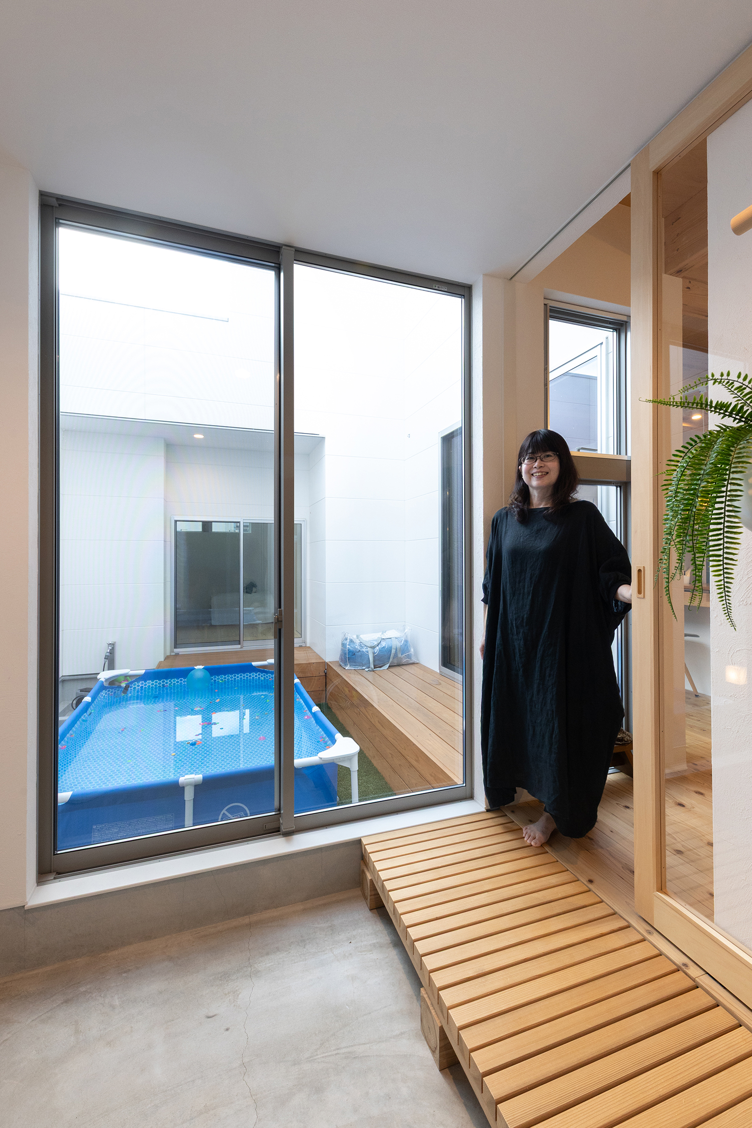 外とつながる安心感のある中庭