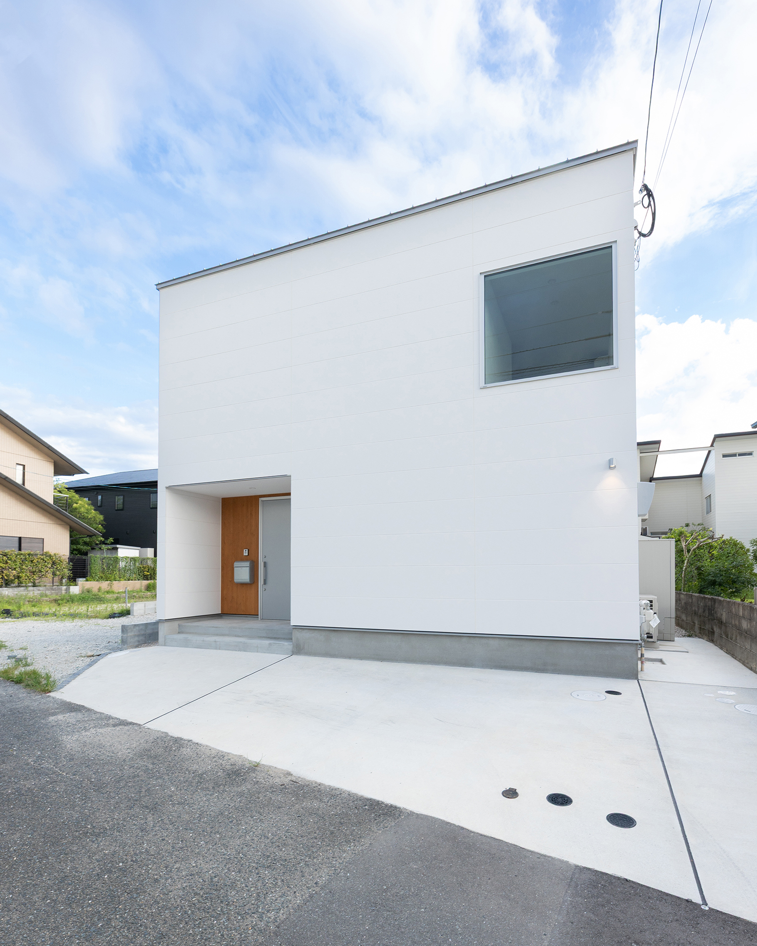 家族が集う中庭の夜