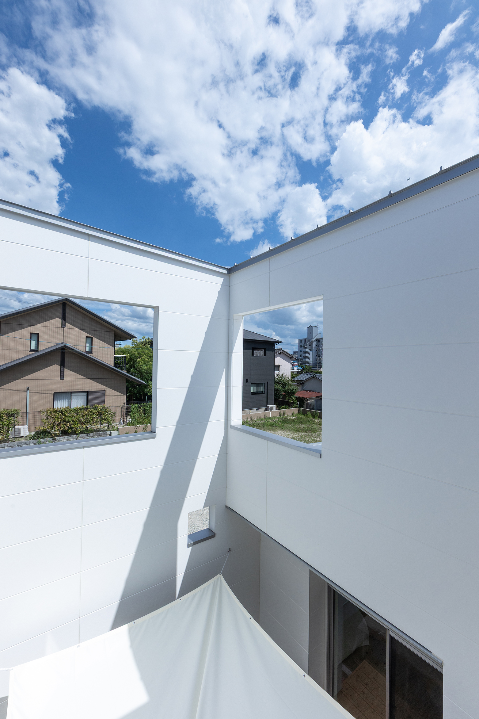 白い壁に囲まれた中庭と空