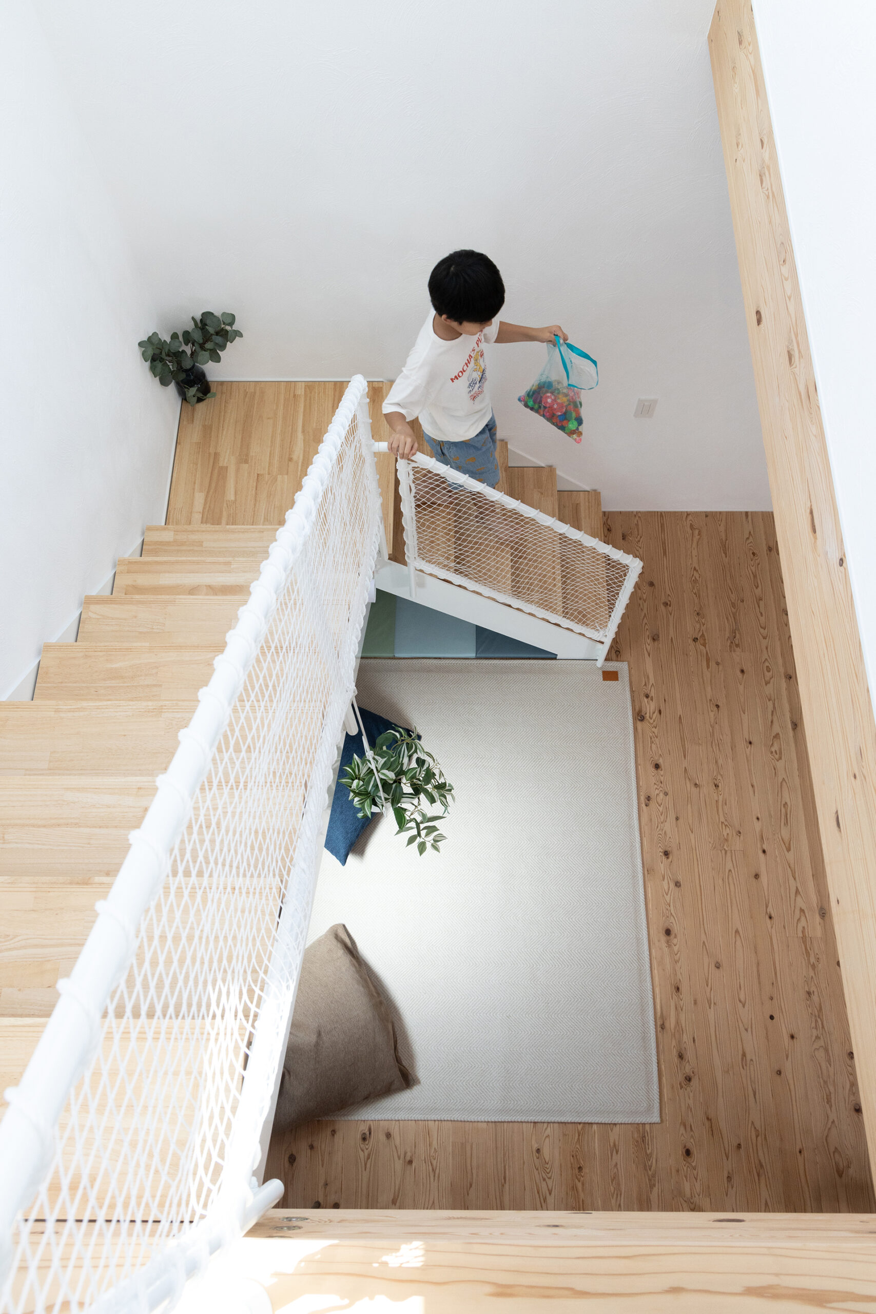 白い箱のような外観