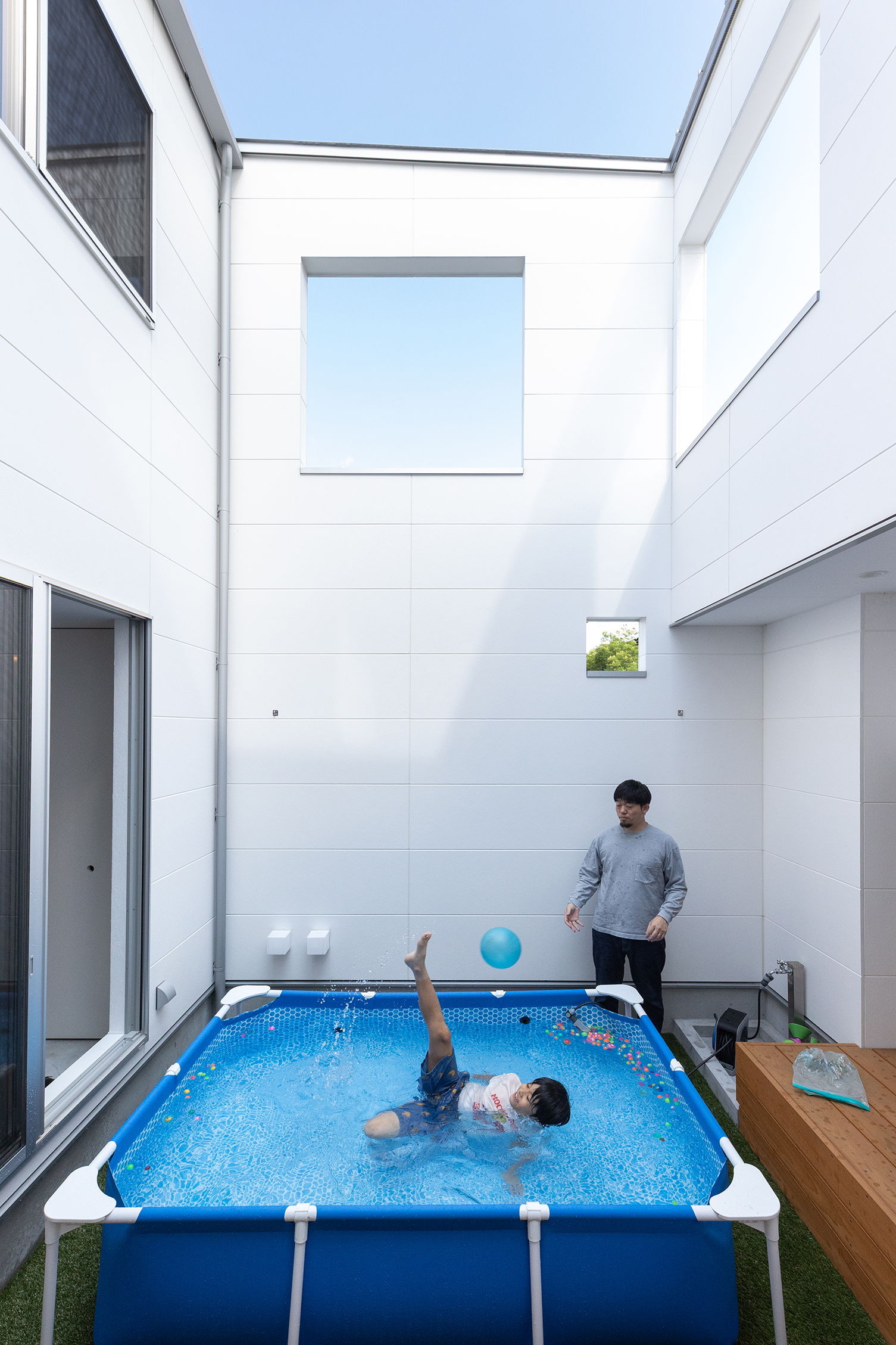 中庭で遊ぶ子どもたち