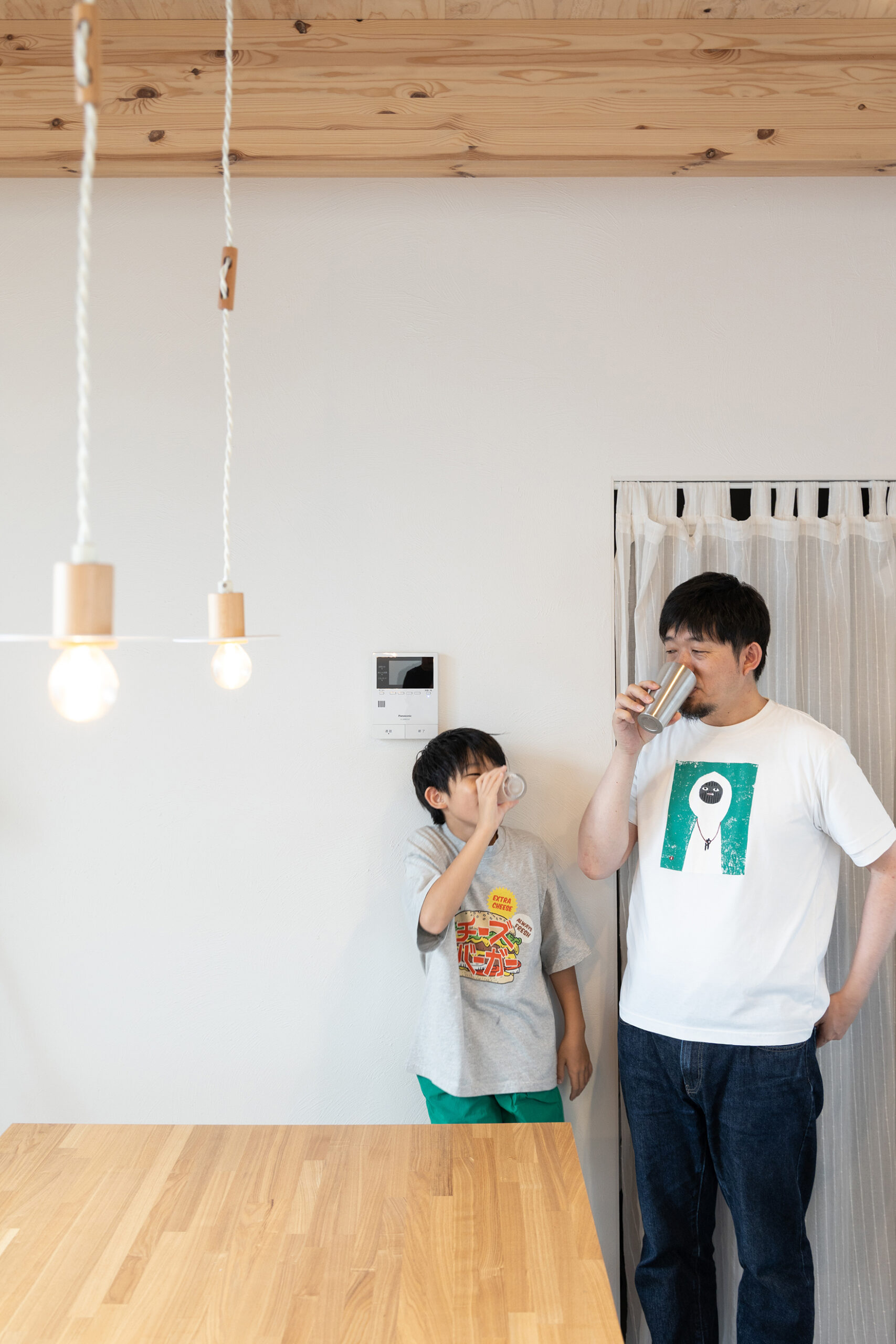 大きく開いた窓と空