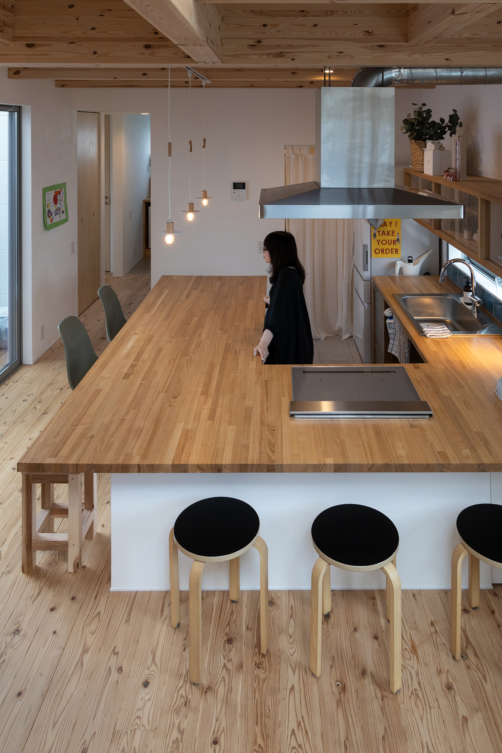 光と影が重なる中庭