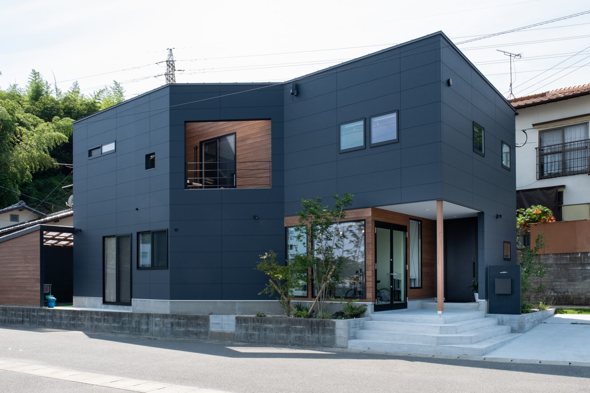 木目の美しい部屋で読書する女性