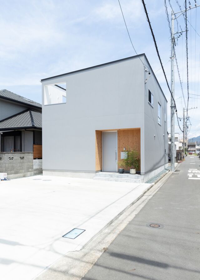 アッシュグレー
好きな色。

#ソラマドの家
#外観
#アッシュグレー 
#無垢材ワンポイント
#吹き抜けのある家 

@soramado_chikushi
⇩施工例はコチラ⇩
@soramado_chikushi
……………………………………………

杜のソラマドの家
モデルハウスオープン！

【場所】
太宰府市坂本3丁目9-36

【部屋のタイプ・広さ】
３LDK（ゲストハウス有）

■建物面積 123.23㎡ (37.29坪)
１FにLDK、ゲストルーム、ソラマドスペース

■土地面積 266.11㎡（80.49坪）
車２台可

◤杜のモデルハウス

デッキに面したリビングとソラマドの家
オリジナル「コの字キッチン」は家族の空間をもっと楽しく♪

シャワー付きの中庭にサウナを置いて
星空を眺めながら『整』ってほしい
「私だけの心地よい場所」をイメージできるかも。

◤宿泊体験実施中
1泊2日、モデルハウスをまるごと貸し切って、
宿泊体験をしてみませんか？
リビング・キッチン・寝室など、
リアルな生活空間で過ごすくつろぎの時間を
お楽しみいただけます。
ご家族でソラマドモデルハウスで過ごしてみませんか