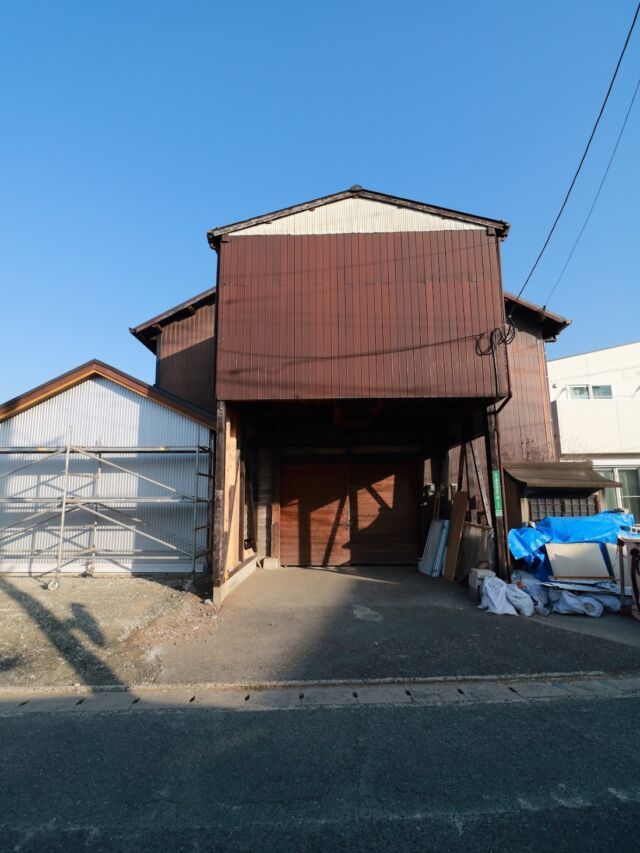 こんにちは。現場の萩尾です。

早速ですが、今年の２月に開催しました
倉庫市inイドコロの第2段を開催いたします。

開催日時：2025.5/17土 10:00～15:30
開催場所：イドコロ（ナガタ建設倉庫）　　
太宰府市通古賀5-1　

 
ナガタ建設はじまりの場所イドコロにて
端材の販売や工具を使って作るワークショップ、
春田彦珈琲やショップの出店もおこないます。

普段は入ることのできない、秘密基地のようなパワーのある場所イドコロ。
ゆっくりくつろいだり、トントン体験したり
じっくりDIYの端材を選んだり、会話を楽しんだり、
たくさん楽しめる仕掛けを準備しています。

第二回の今回は
前回よりもパワーアップしてお届けします。
ぜひ、ご来場ください。

 
キットの内容や片付け、楽しい仕掛けを準備中。お楽しみに！

#ナガタ建設
#もともと製材所
#ナガタ製材所
#DIY
#廃材
#アップサイクル

⇩施工例はコチラ⇩
@soramado_chikushi
……………………………………………

杜のソラマドの家
モデルハウスオープン！

【場所】
太宰府市坂本3丁目9-36

【部屋のタイプ・広さ】
３LDK（ゲストハウス有）

■建物面積 123.23㎡ (37.29坪)
１FにLDK、ゲストルーム、ソラマドスペース

■土地面積 266.11㎡（80.49坪）
車２台可

◤杜のモデルハウス

デッキに面したリビングとソラマドの家
オリジナル「コの字キッチン」は家族の空間をもっと楽しく♪

シャワー付きの中庭にサウナを置いて
星空を眺めながら『整』ってほしい
「私だけの心地よい場所」をイメージできるかも。

◤宿泊体験実施中
1泊2日、モデルハウスをまるごと貸し切って、
宿泊体験をしてみませんか？
リビング・キッチン・寝室など、
リアルな生活空間で過ごすくつろぎの時間を
お楽しみいただけます。
ご家族でソラマドモデルハウスで過ごしてみませんか
