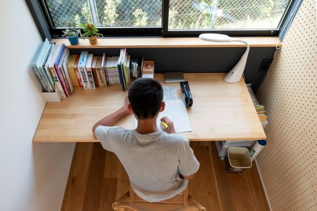 自分だけの場所。
private space

#ソラマドの家
#書斎
#和室のある家 
#子供部屋インテリア 
#ナガタ建設 

⇩施工例はコチラ⇩
@soramado_chikushi
……………………………………………

杜のソラマドの家
モデルハウスオープン！

【場所】
太宰府市坂本3丁目9-36

【部屋のタイプ・広さ】
３LDK（ゲストハウス有）

■建物面積 123.23㎡ (37.29坪)
１FにLDK、ゲストルーム、ソラマドスペース

■土地面積 266.11㎡（80.49坪）
車２台可

◤杜のモデルハウス

デッキに面したリビングとソラマドの家
オリジナル「コの字キッチン」は家族の空間をもっと楽しく♪

シャワー付きの中庭にサウナを置いて
星空を眺めながら『整』ってほしい
「私だけの心地よい場所」をイメージできるかも。

◤宿泊体験実施中
1泊2日、モデルハウスをまるごと貸し切って、
宿泊体験をしてみませんか？
リビング・キッチン・寝室など、
リアルな生活空間で過ごすくつろぎの時間を
お楽しみいただけます。
ご家族でソラマドモデルハウスで過ごしてみませんか