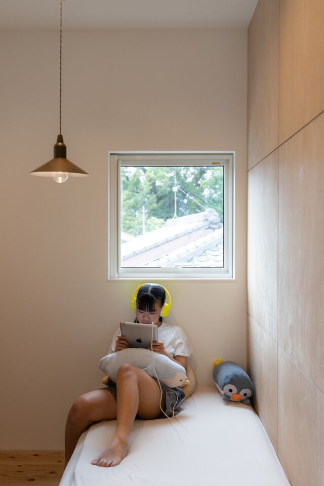 こどもたちのへや、好きがあふれる場所。

ソラマドの家の「こどもたちのへや」は、シンプルで開放的な空間。
お気に入りの本やぬいぐるみ、好きな音楽やゲーム…
それぞれの「好き」に囲まれて、思い思いの時間を過ごせる場所。

窓からはやわらかな光と緑が差し込んで、
ベッドやソファでくつろいだり、デスクで集中したり。
家族の成長やライフスタイルに合わせて、
自由にカスタマイズできる家の魅力。

「どんな家に住みたいか」より、「どんな暮らしを送りたいか」。
子どもたちの毎日が、もっとワクワクする空間をつくろう。

#ソラマドの家 #こども部屋 #好きに囲まれる暮らし #青空と暮らす #家づくり 

・・・・・・・・・・・・・・・・・・・・・・
🌿✨ 7月6日（日）開催！
ビカクシダ＆苔玉ダブルワークショップ ✨🌿
・・・・・・・・・・・・・・・・・・・・・・

そんなソラマドの家を体感できる、
スペシャルイベントのお知らせです！
ナガタ建設モデルハウスで、
ビカクシダ（コウモリラン）の板付けと
苔玉作りが同時に楽しめるダブルワークショップを開催。

住宅工事の廃材を使ったおしゃれな器で、
自分だけのグリーンインテリアを手作りできます。
SUN BOTANICAのメンバーと一緒に、
植物の魅力をたっぷり体験しませんか？

廃材を活用した器の試作品も初披露！
「こんな器があったらいいな」「こんな使い方どう？」
みなさんのアイデアも大歓迎です。

開催日時：7月6日（日）
午前10:00～／午後13:30～（各回10組・要予約）
会場：ソラマド杜モデルハウス（福岡県太宰府市坂本3丁目9-36）

家づくりを考えている方も、
オーナー様も、ご家族・ご友人も大歓迎！

この機会に、ソラマドの家の心地よさと、
グリーンのある暮らしを体感しに来てください。
お申し込みはプロフィールのリンクからどうぞ！

#ソラマドの家 #螺旋階段 #理想の休日 #ナガタ建設 #ワークショップ #ビカクシダ #苔玉 #グリーンインテリア #モデルハウス #家づくり