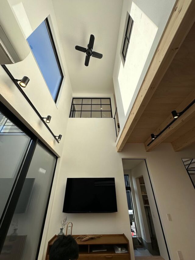 🏡のびのび、家族で暮らすソラマドの家。

ふと見上げれば、大きな吹き抜けから空が見える☀️
自然の光がたっぷり入るリビングは、子どもたちの遊び場にもぴったり！
どこにいても家族の気配を感じられるから、
キッチンに立つママも、ゴロゴロするパパも、なんだか安心😊

“壁に囲まれてるのに、開放感たっぷり”
それがソラマドの不思議で楽しいところ。

毎日がちょっと特別になる家。
それが、家族の「ただいま」を迎える場所です🌿

#ソラマドの家 #家族で暮らす #吹き抜けリビング
#子どもと暮らす家 #光の入る家 #おうち時間を楽しむ
#のびのび子育て #暮らしを大切に #soramado #開放感ある暮らし

・・・・・・・・・・・・・・・・・・・・・・
🌿✨ 7月6日（日）開催！
ビカクシダ＆苔玉ダブルワークショップ ✨🌿
・・・・・・・・・・・・・・・・・・・・・・

そんなソラマドの家を体感できる、
スペシャルイベントのお知らせです！
ナガタ建設モデルハウスで、
ビカクシダ（コウモリラン）の板付けと
苔玉作りが同時に楽しめるダブルワークショップを開催。

住宅工事の廃材を使ったおしゃれな器で、
自分だけのグリーンインテリアを手作りできます。
SUN BOTANICAのメンバーと一緒に、
植物の魅力をたっぷり体験しませんか？

廃材を活用した器の試作品も初披露！
「こんな器があったらいいな」「こんな使い方どう？」
みなさんのアイデアも大歓迎です。

開催日時：7月6日（日）
午前10:00～／午後13:30～（各回10組・要予約）
会場：ソラマド杜モデルハウス（福岡県太宰府市坂本3丁目9-36）

家づくりを考えている方も、
オーナー様も、ご家族・ご友人も大歓迎！

この機会に、ソラマドの家の心地よさと、
グリーンのある暮らしを体感しに来てください。
お申し込みはプロフィールのリンクからどうぞ！

#ソラマドの家 #螺旋階段 #理想の休日 #ナガタ建設 #ワークショップ #ビカクシダ #苔玉 #グリーンインテリア #モデルハウス #家づくり