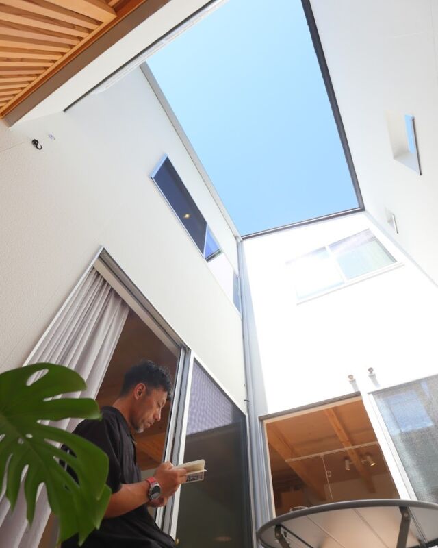 壁に囲まれてるのに、息苦しくない。
むしろこの中庭は、空をより大きく見せてくれる。

静かな朝、コーヒー片手に空を見上げると
鳥の声、風の音、雲の動き。

この場所で過ごす時間は、
まるで自然と会話をしてるみたい。

🏡「こんな朝、過ごしてみたいと思ったら」
ぜひコメントで教えてください🌿
#中庭のある暮らし #空を身近に感じる家 #ソラマドと過ごす時間
#ソラマドの家 #螺旋階段 #理想の休日 #ナガタ建設 #ワークショップ #ビカクシダ #苔玉 #グリーンインテリア #モデルハウス #家づくり

・・・・・・・・・・・・・・・・・・・・・・
🌿✨ 7月6日（日）開催！
ビカクシダ＆苔玉ダブルワークショップ ✨🌿
・・・・・・・・・・・・・・・・・・・・・・

そんなソラマドの家を体感できる、
スペシャルイベントのお知らせです！
ナガタ建設モデルハウスで、
ビカクシダ（コウモリラン）の板付けと
苔玉作りが同時に楽しめるダブルワークショップを開催。

住宅工事の廃材を使ったおしゃれな器で、
自分だけのグリーンインテリアを手作りできます。
SUN BOTANICAのメンバーと一緒に、
植物の魅力をたっぷり体験しませんか？

廃材を活用した器の試作品も初披露！
「こんな器があったらいいな」「こんな使い方どう？」
みなさんのアイデアも大歓迎です。

開催日時：7月6日（日）
午前10:00～／午後13:30～（各回10組・要予約）
会場：ソラマド杜モデルハウス（福岡県太宰府市坂本3丁目9-36）

家づくりを考えている方も、
オーナー様も、ご家族・ご友人も大歓迎！

この機会に、ソラマドの家の心地よさと、
グリーンのある暮らしを体感しに来てください。
お申し込みはプロフィールのリンクからどうぞ！