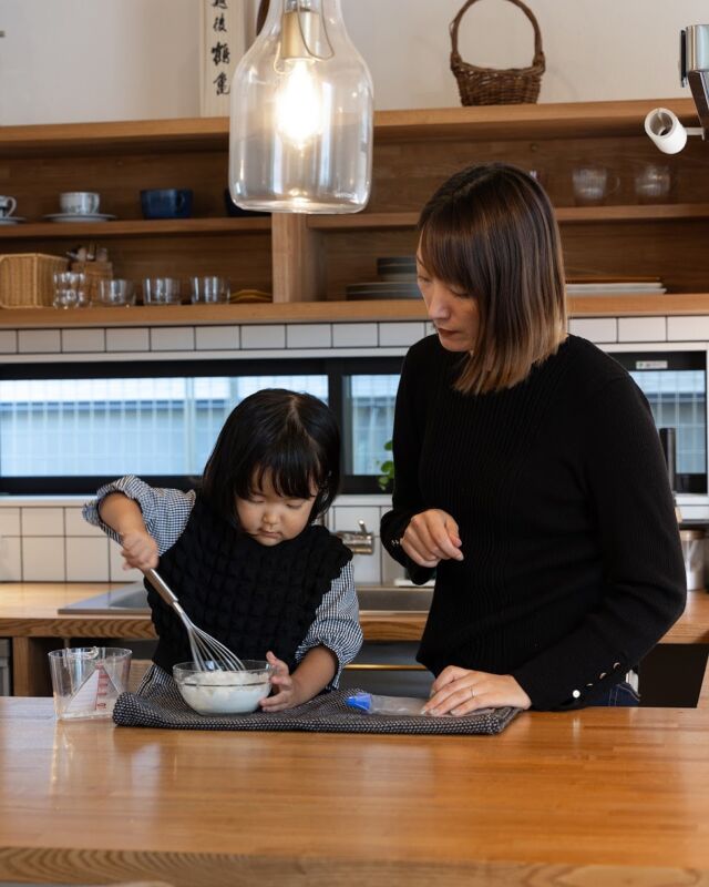 🏡暮らしの中心は、"つくる"ことから。
木の温もりに包まれたコの字型キッチン。
家族と会話しながら、ごはんの支度をする時間が、なによりの幸せ。

あなたなら、このキッチンで何を作りたいですか？🍳✨
コメントで教えてください♪

#ソラマドの家 #注文住宅 #コの字キッチン #暮らしを楽しむ家 #木の家が好き #家づくり計画中 #ソラマドの家 #螺旋階段 #理想の休日 #ナガタ建設 #ワークショップ #ビカクシダ #苔玉 #グリーンインテリア #モデルハウス #家づくり

・・・・・・・・・・・・・・・・・・・・・・
🌿✨ 7月6日（日）開催！
ビカクシダ＆苔玉ダブルワークショップ ✨🌿
・・・・・・・・・・・・・・・・・・・・・・

そんなソラマドの家を体感できる、
スペシャルイベントのお知らせです！
ナガタ建設モデルハウスで、
ビカクシダ（コウモリラン）の板付けと
苔玉作りが同時に楽しめるダブルワークショップを開催。

住宅工事の廃材を使ったおしゃれな器で、
自分だけのグリーンインテリアを手作りできます。
SUN BOTANICAのメンバーと一緒に、
植物の魅力をたっぷり体験しませんか？

廃材を活用した器の試作品も初披露！
「こんな器があったらいいな」「こんな使い方どう？」
みなさんのアイデアも大歓迎です。

開催日時：7月6日（日）
午前10:00～／午後13:30～（各回10組・要予約）
会場：ソラマド杜モデルハウス（福岡県太宰府市坂本3丁目9-36）

家づくりを考えている方も、
オーナー様も、ご家族・ご友人も大歓迎！

この機会に、ソラマドの家の心地よさと、
グリーンのある暮らしを体感しに来てください。
お申し込みはプロフィールのリンクからどうぞ！